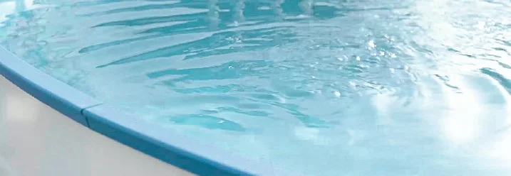 Blauer Gartenpool mit Stahlwand